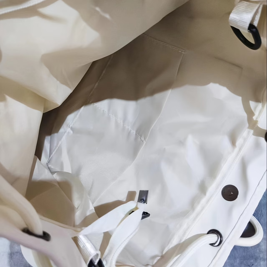 A Large Capacity Two-Tone Tote Bag, And Suitable for Commuting, Made of Nylon, Designed for Women As a Casual Crossbody Bag for Students, Travel, And Shopping.