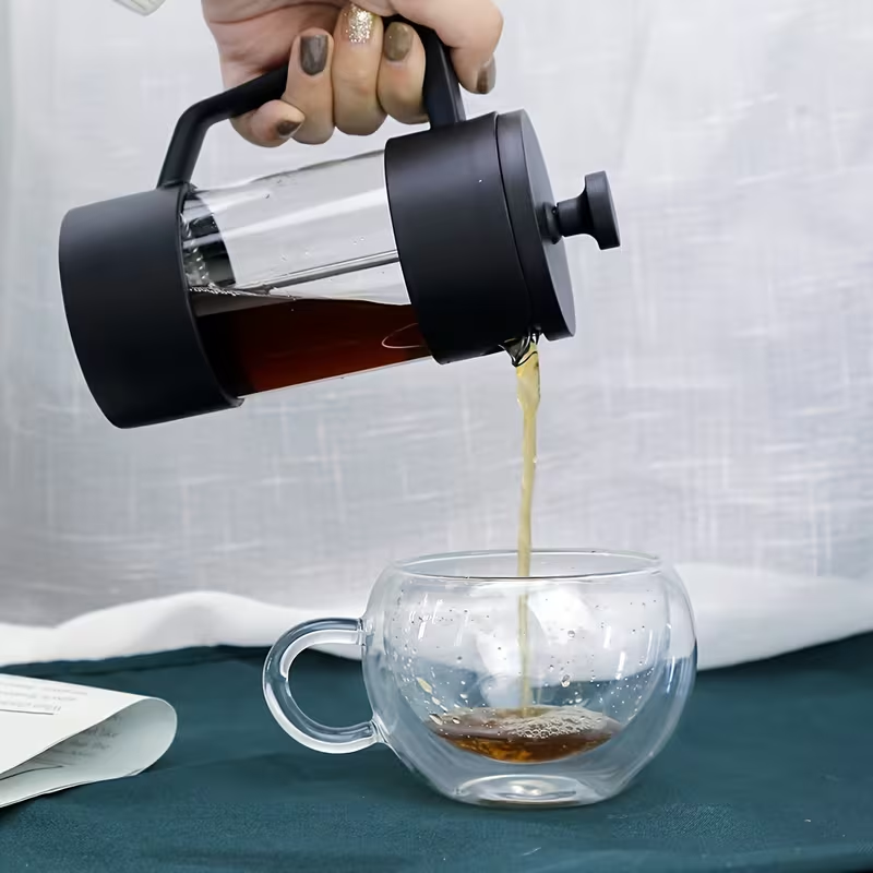 This French press coffee maker features a high borosilicate heat-resistant glass body with a 304 stainless steel filter. It's suitable for brewing tea and coffee, frothing milk, and is ideal for home use or group outdoor trips.
