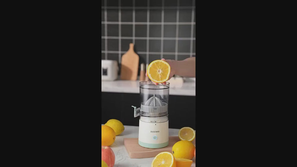 Portable Rechargeable Juicer, Efficiently Separates Pulp And Delivers High Juice Output, Lithium Battery-Powered, Suitable for Various Settings Such As Homes, for Fruits Like Oranges Lemons Watermelons And Grapes